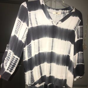 Quarter length sleeve blouse, grey and white